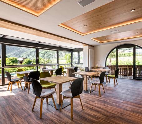 Frühstücksbuffet im Garni Hotel Sonngart in Andrian mit frischen Brötchen, Croissants und regionalen Spezialitäten Frühstücksbuffet im Garni Hotel Sonngart in Andrian mit frischen Brötchen, Croissants und regionalen Spezialitäten