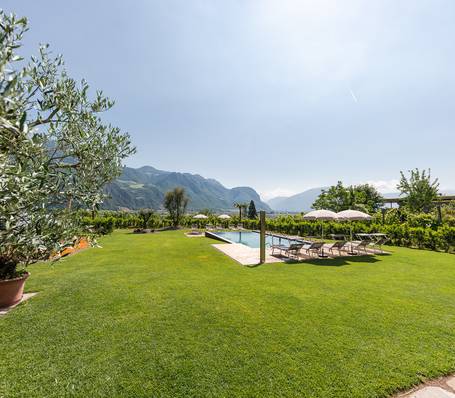 Panoramablick auf das Hotel Sonngart in Südtirol mit Pool und Gartenanlage im Sommer Panoramablick auf das Hotel Sonngart in Südtirol mit Pool und Gartenanlage im Sommer