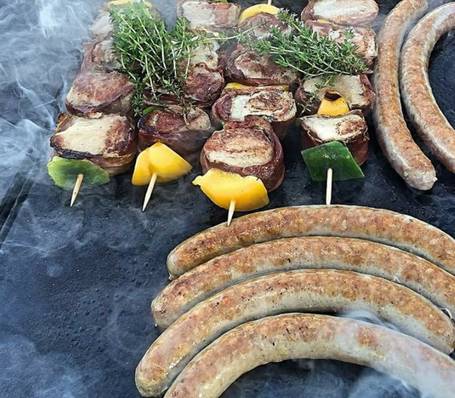 Grillabend im Garten mit Freunden und leckerem Essen in Südtirol