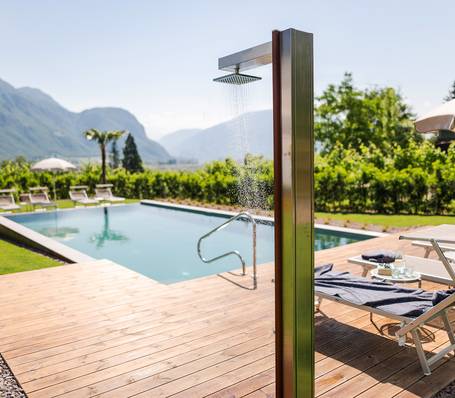 Freibad und Gartenanlage im Sonngart Andrian Hotel in Südtirol an einem sonnigen Tag Freibad und Gartenanlage im Sonngart Andrian Hotel in Südtirol an einem sonnigen Tag