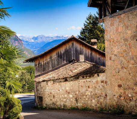 Blick auf das idyllische Dorf Andrian in Südtirol mit Weinbergen und Bergen im Hintergrund Blick auf das idyllische Dorf Andrian in Südtirol mit Weinbergen und Bergen im Hintergrund