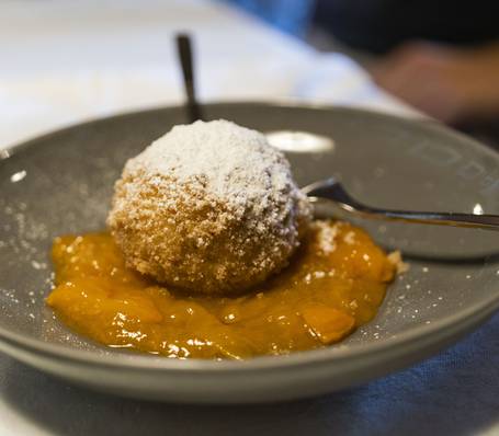Blick auf das Sonngart-Hofgebäude in Südtirol mit traditioneller Architektur und umliegender Natur