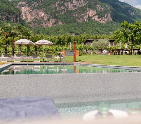 Außenpool im Garten des Hotels Sonngart in Andrian an einem sonnigen Tag Außenpool im Garten des Hotels Sonngart in Andrian an einem sonnigen Tag
