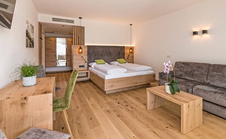 Suite Chardonnay im Garni Hotel Sonngart in Andrian mit modernem Schlafzimmer und gemütlicher Einrichtung Suite Chardonnay im Garni Hotel Sonngart in Andrian mit modernem Schlafzimmer und gemütlicher Einrichtung
