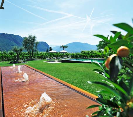 Außenpool und Gartenanlage im Sonngart Andrian Hotel in Südtirol an einem sonnigen Tag Außenpool und Gartenanlage im Sonngart Andrian Hotel in Südtirol an einem sonnigen Tag