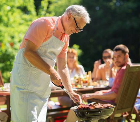 Vista panoramica sulle Dolomiti con prato verde e cielo azzurro