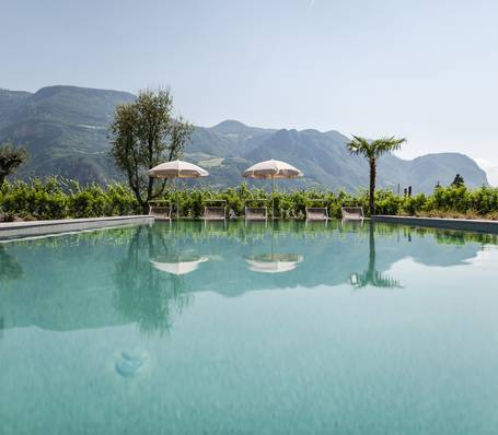 Außenpool und gepflegter Garten im Hotel Sonngart in Andrian, Südtirol Außenpool und gepflegter Garten im Hotel Sonngart in Andrian, Südtirol