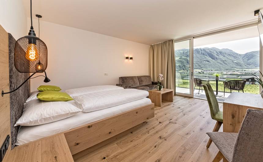 Helle Suite im Garni Hotel Sonngart in Andrian mit modernem Interieur und gemütlichem Doppelbett Helle Suite im Garni Hotel Sonngart in Andrian mit modernem Interieur und gemütlichem Doppelbett