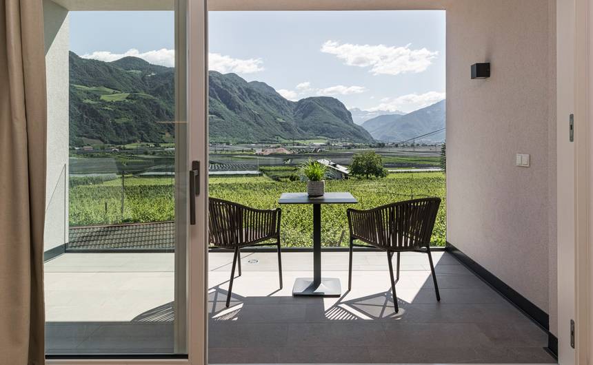 Moderne Suite "Chardonnay" im Garni Hotel Sonngart in Andrian mit stilvoller Einrichtung und gemütlicher Atmosphäre Moderne Suite "Chardonnay" im Garni Hotel Sonngart in Andrian mit stilvoller Einrichtung und gemütlicher Atmosphäre