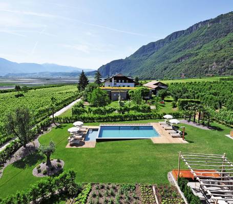 Außenpool und Gartenanlage des Sonngart in Andrian an einem sonnigen Tag Außenpool und Gartenanlage des Sonngart in Andrian an einem sonnigen Tag