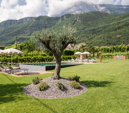 Außenpool und Gartenanlage im Sonngart Andrian Hotel in Südtirol bei Sonnenschein Außenpool und Gartenanlage im Sonngart Andrian Hotel in Südtirol bei Sonnenschein