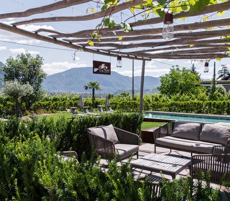 Außenansicht des Garni Hotel Sonngart in Andrian mit Garten und Freibad bei Sonnenschein Außenansicht des Garni Hotel Sonngart in Andrian mit Garten und Freibad bei Sonnenschein