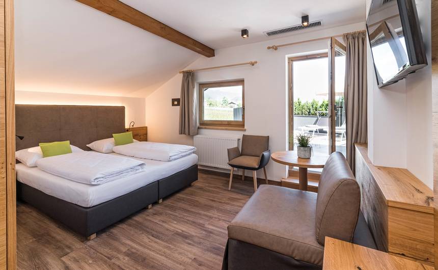 Doppelzimmer mit Panorama-Ausblick im Garni Hotel Sonngart in Andrian Doppelzimmer mit Panorama-Ausblick im Garni Hotel Sonngart in Andrian