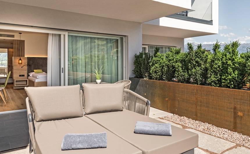 Gartensuite Blauburgunder im Sonngart Garni Hotel Andrian mit moderner Einrichtung und Terrasse Gartensuite Blauburgunder im Sonngart Garni Hotel Andrian mit moderner Einrichtung und Terrasse