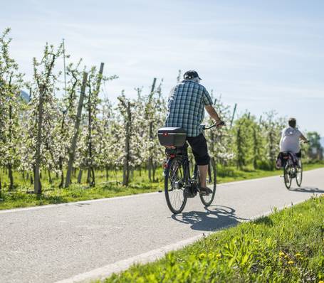 Blick auf das Restaurant Sonngart in Südtirol mit moderner Terrasse und Alpenpanorama Blick auf das Restaurant Sonngart in Südtirol mit moderner Terrasse und Alpenpanorama