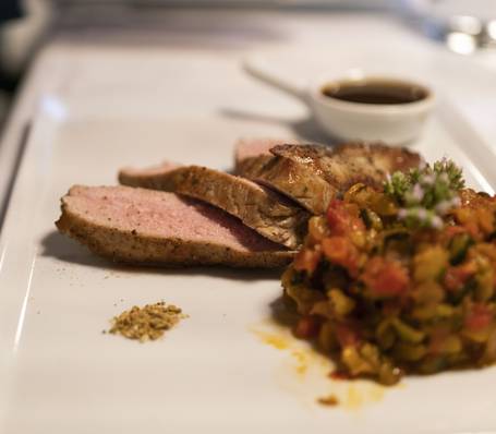 Moderner Wellnessbereich mit Naturstein und Panoramafenster im Hotel Sonngart in Südtirol