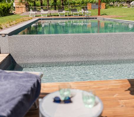 Freibad und Gartenanlage im Sonngart Andrian Hotel in Südtirol an einem sonnigen Tag Freibad und Gartenanlage im Sonngart Andrian Hotel in Südtirol an einem sonnigen Tag
