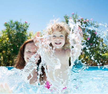 Vista panoramica del maso Sonngart in Alto Adige con montagne e vigneti