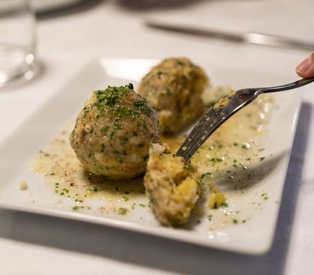 Weinberge in Südtirol bei Meran mit Blick auf das Passeiertal an einem sonnigen Tag
