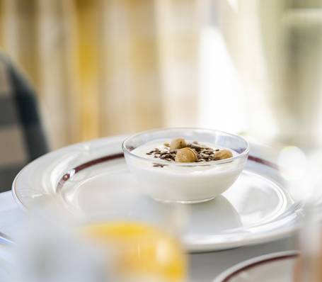 Gemütliches Doppelzimmer mit Holzboden und Balkon im Hotel Sonngart in Südtirol Gemütliches Doppelzimmer mit Holzboden und Balkon im Hotel Sonngart in Südtirol
