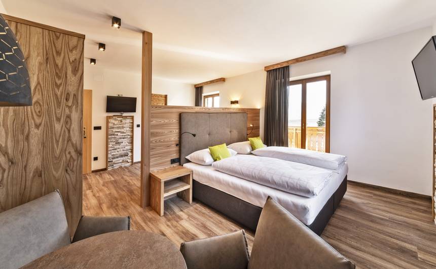 Helle Sonnensuite mit modernem Interieur und Panoramablick im Hotel Sonngart in Südtirol Helle Sonnensuite mit modernem Interieur und Panoramablick im Hotel Sonngart in Südtirol