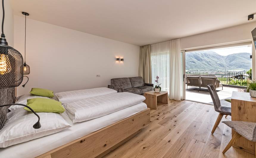 Gartensuite Blauburgunder im Sonngart Garni Hotel Andrian mit moderner Einrichtung und Gartenblick Gartensuite Blauburgunder im Sonngart Garni Hotel Andrian mit moderner Einrichtung und Gartenblick