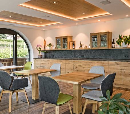 Frühstücksbuffet im Garni Hotel Sonngart in Andrian mit frischen Brötchen und regionalen Spezialitäten Frühstücksbuffet im Garni Hotel Sonngart in Andrian mit frischen Brötchen und regionalen Spezialitäten