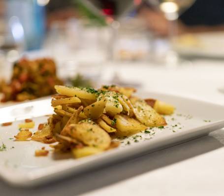 Hotel Sonngart in Lana Südtirol mit Außenpool und Bergblick