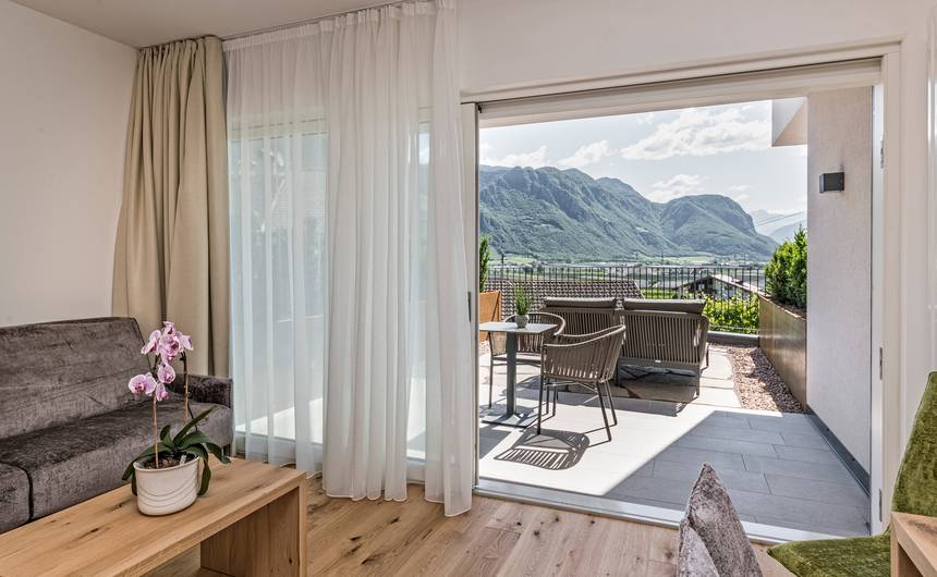 Moderne Gartensuite Blauburgunder mit Terrasse im Garni Hotel Sonngart in Andrian, Südtirol Moderne Gartensuite Blauburgunder mit Terrasse im Garni Hotel Sonngart in Andrian, Südtirol