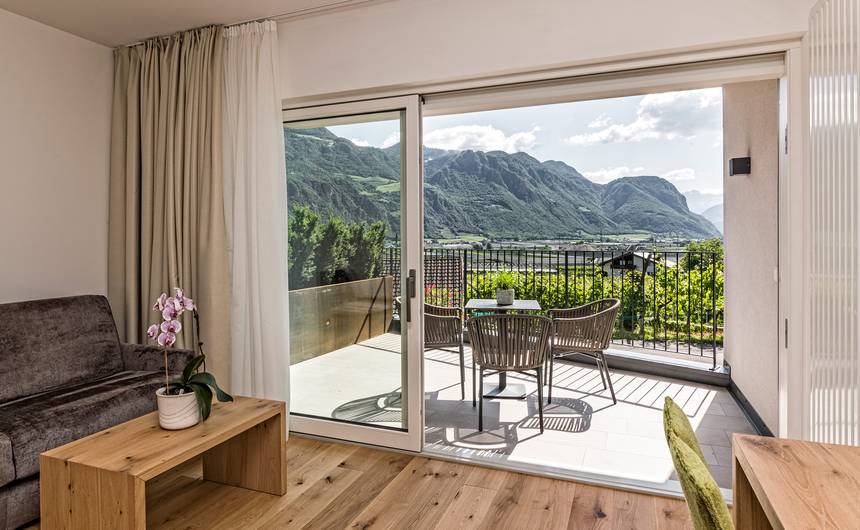 Weinglas mit Vernatsch-Rotwein auf Terrasse des Garni Hotel Sonngart in Andrian, Südtirol Weinglas mit Vernatsch-Rotwein auf Terrasse des Garni Hotel Sonngart in Andrian, Südtirol