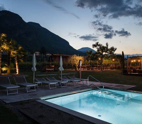 Familie genießt Frühstück auf der sonnigen Terrasse des Sonngart Hotels in Südtirol Familie genießt Frühstück auf der sonnigen Terrasse des Sonngart Hotels in Südtirol