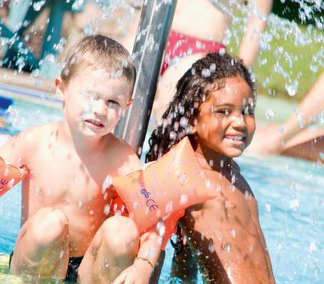 Kinderbecken im Freibad Tramin mit Wasserrutsche und Liegewiese Kinderbecken im Freibad Tramin mit Wasserrutsche und Liegewiese