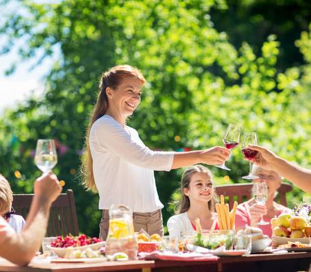 Panorama delle Dolomiti in Alto Adige con pascoli verdi e cielo azzurro