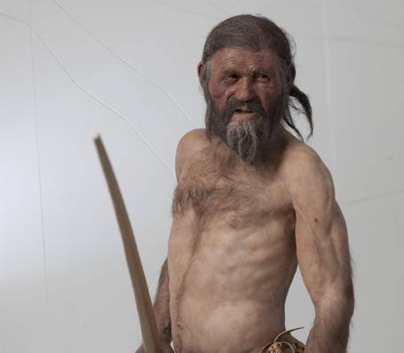 Rekonstruktion der Gletschermumie Ötzi im Südtiroler Archäologiemuseum in Bozen Rekonstruktion der Gletschermumie Ötzi im Südtiroler Archäologiemuseum in Bozen