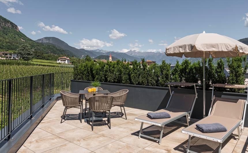 Modernes Doppelzimmer mit Panoramablick im Garni Hotel Sonngart in Andrian Modernes Doppelzimmer mit Panoramablick im Garni Hotel Sonngart in Andrian